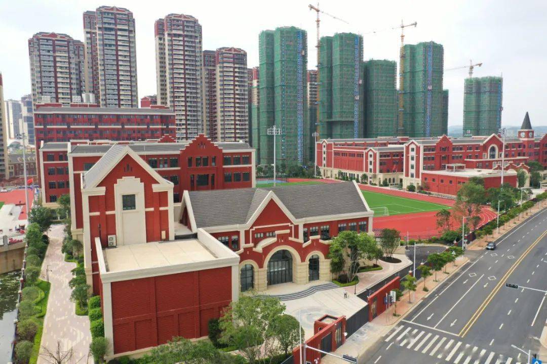 初中8月31日开学早在2019年,哈罗礼德学校落户南宁龙岗消息一出,就
