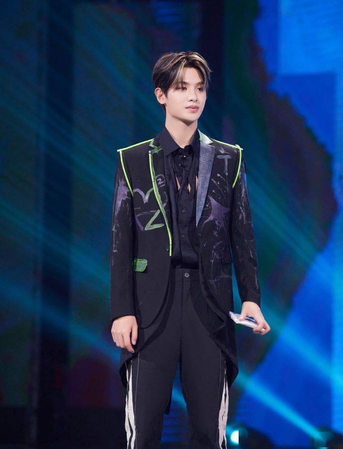 [消息]黄明昊《这就是潮流》造型图释出 雨夜撑伞氛围感拉满_justin