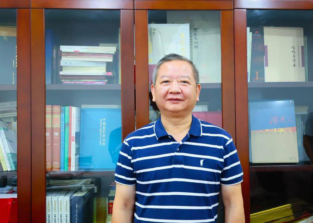 张荣祥正在讲述博物馆的历史