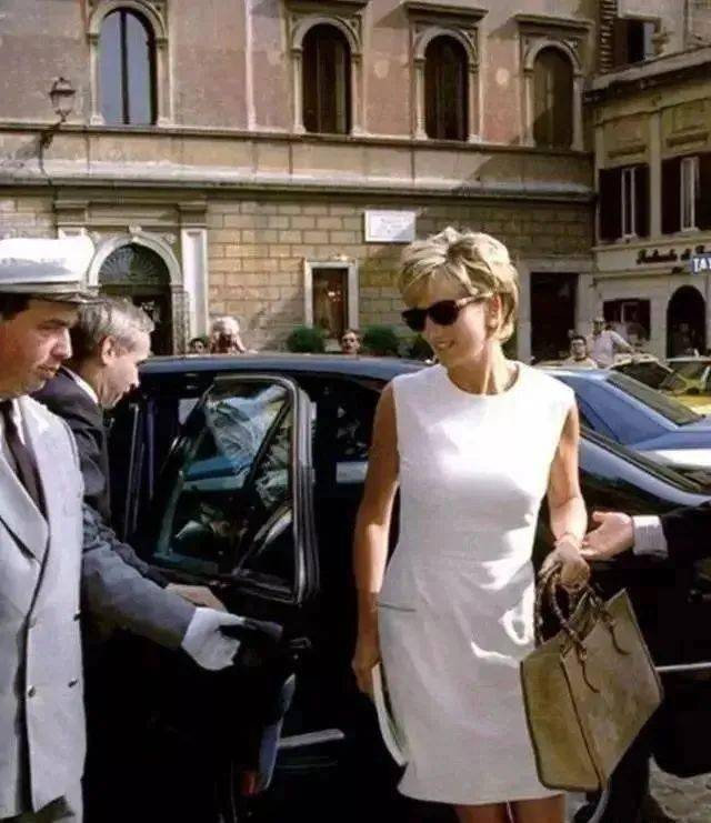 棕色|秋天背什么包？跟着这些明星抄作业就成！