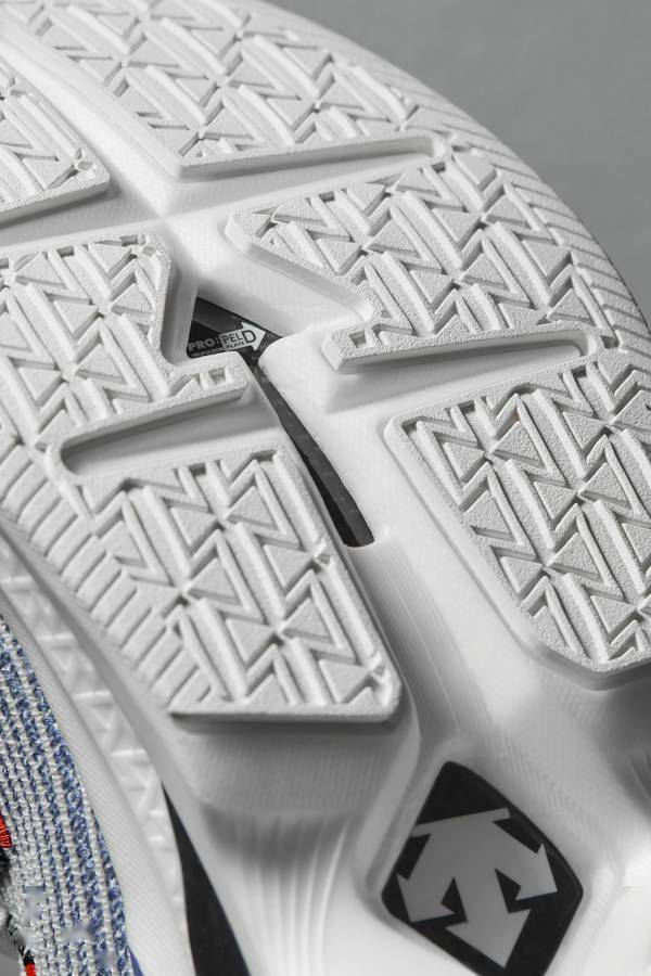 特首|迪桑特首款全掌碳板跑鞋HYPER SPEED PRO，为奔跑推进加程