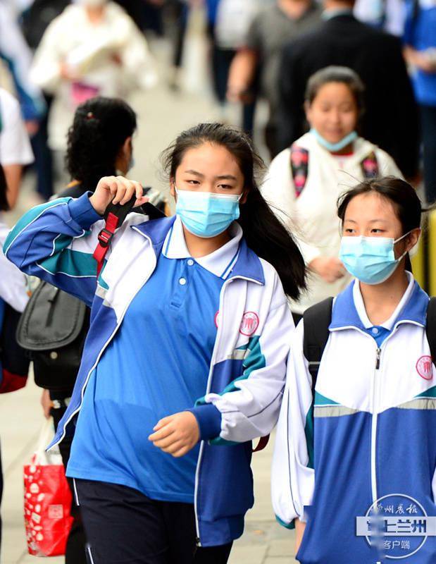 兰州市中学生今日率先开课 学生佩戴口罩测温入校 不得带手机进校园