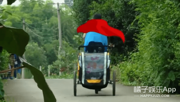 朱茵|铁汉黄贯中也有柔情时！对女儿宠爱对朱茵温柔，万幸没受渣爹影响