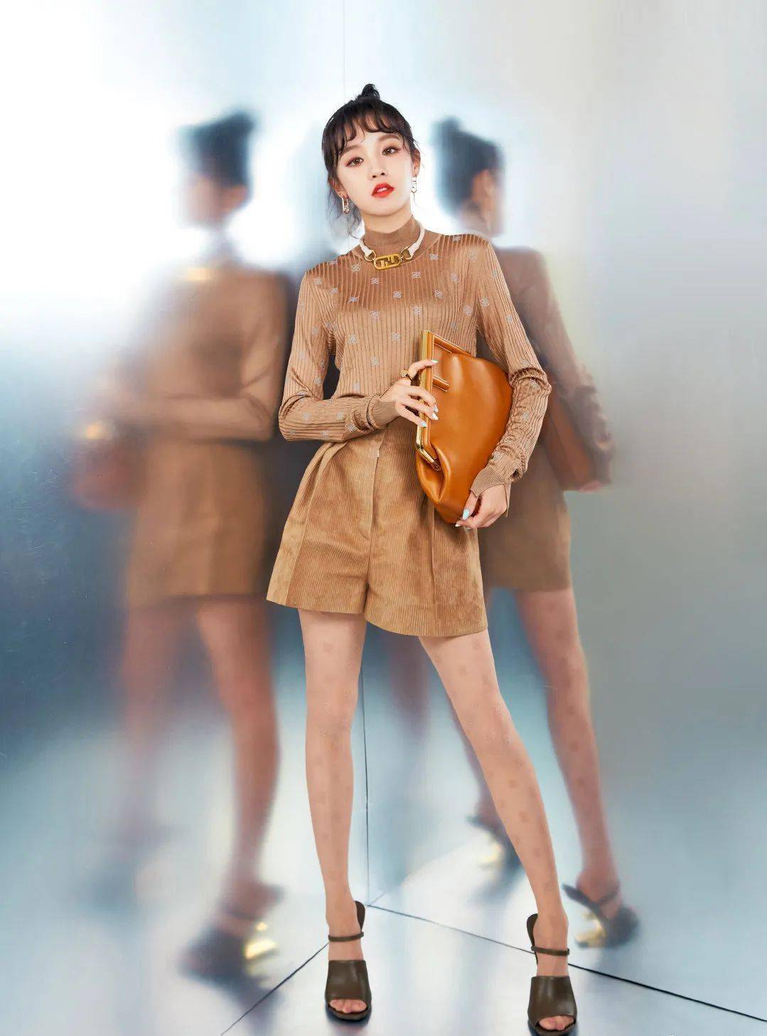 棕色|秋天背什么包?跟着这些明星抄作业就成!