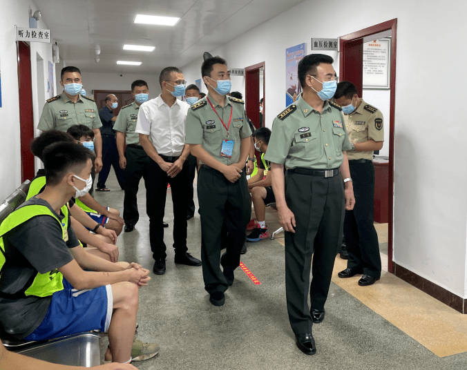 清远军分区政委邱博大校检查连州市征兵工作