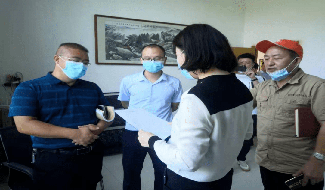 郭贺亭一行详细查看了凤凰峡漂流景区安全制度落实情况