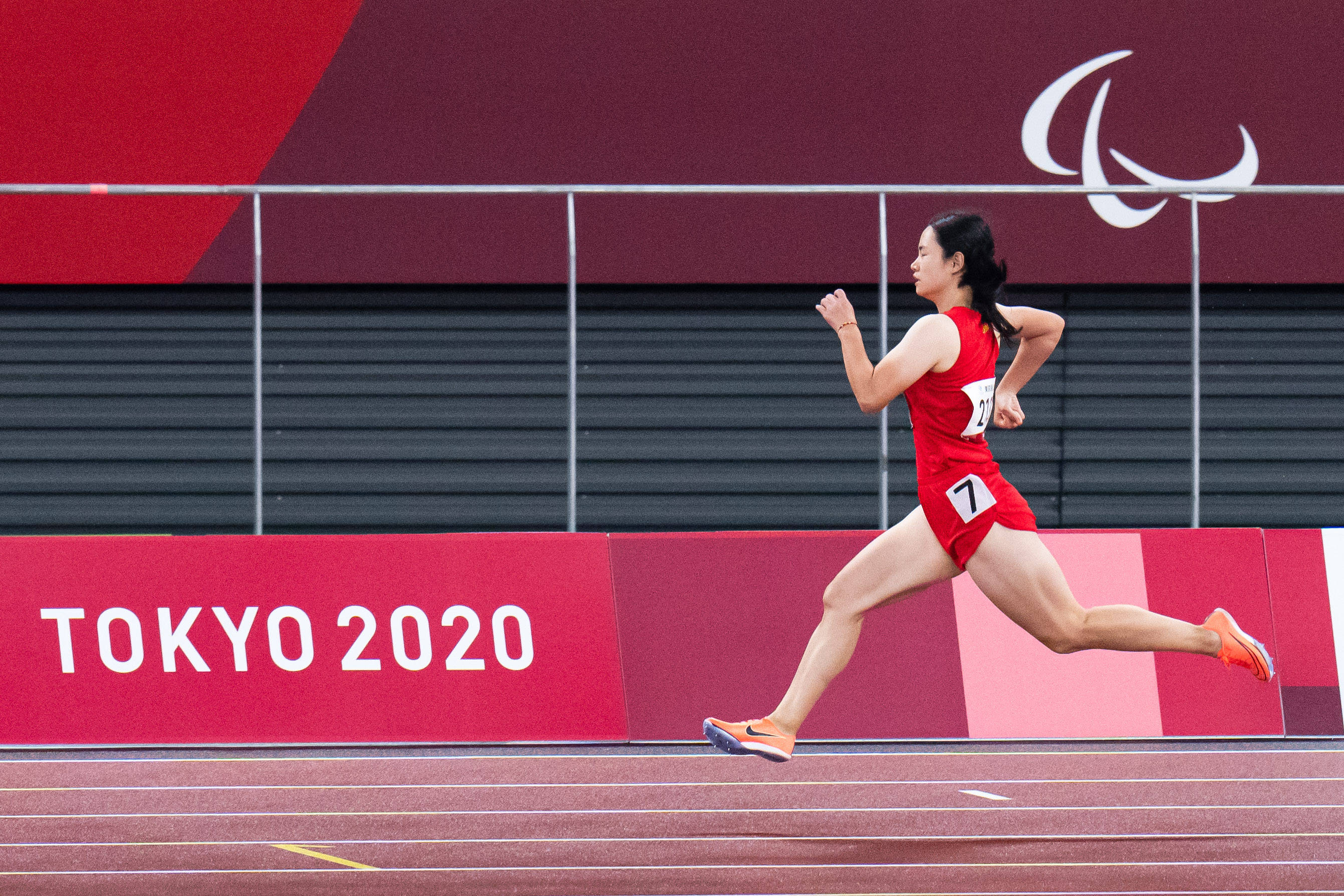 张金加 摄当日,在东京残奥会田径女子400米t37级决赛中,中国选手