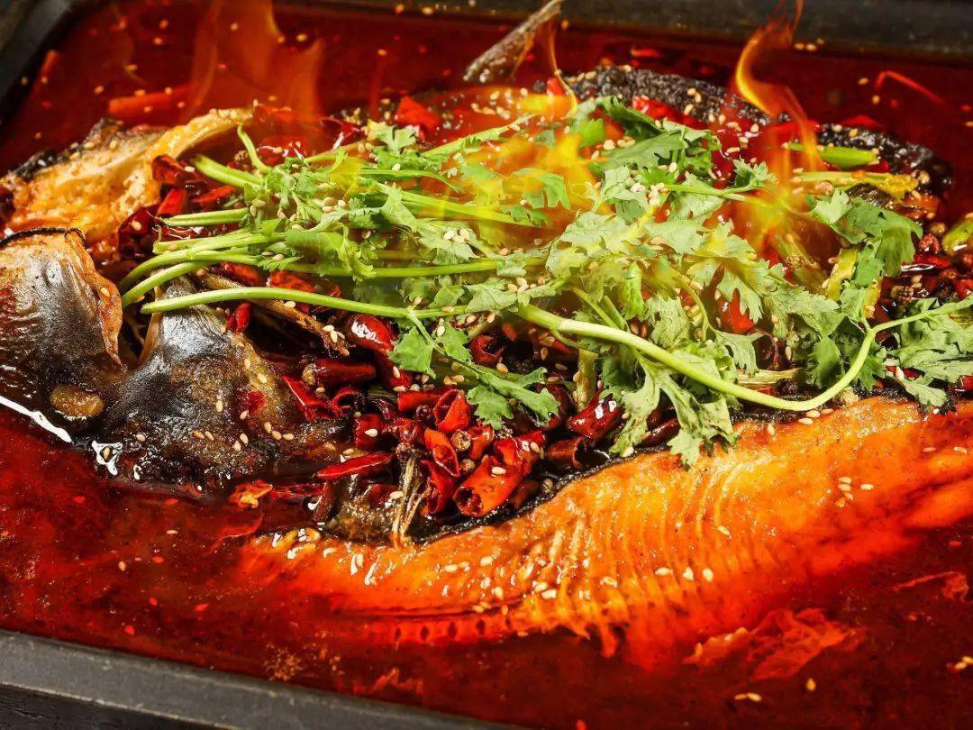 烤鱼上桌后铁盘底下会 持续加热