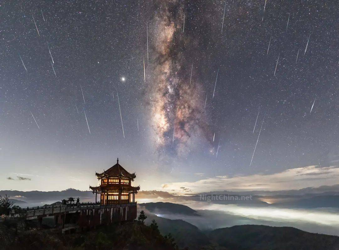 觀音閣與雲海,銀河相互輝映,星墜如雨 | 夜空中國