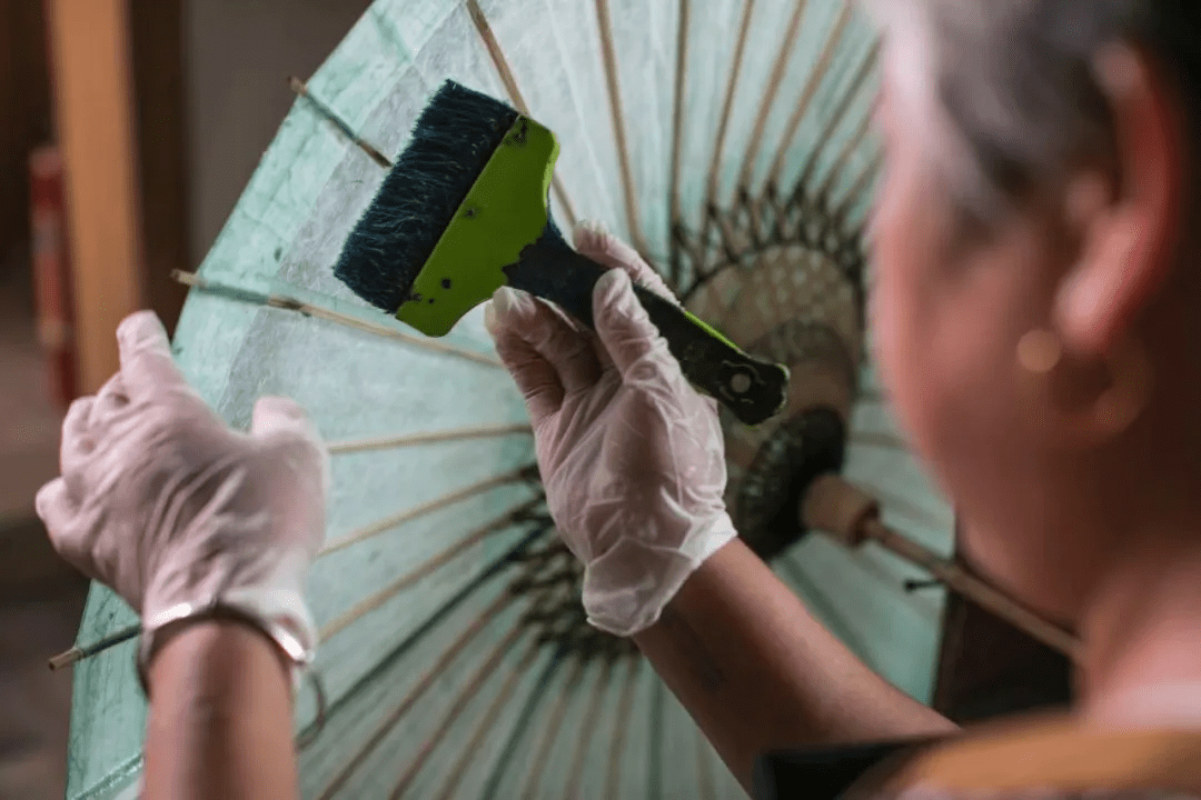 技艺|一把伞600元，排队半个月才能买到！90后小伙这手绝活太惊艳