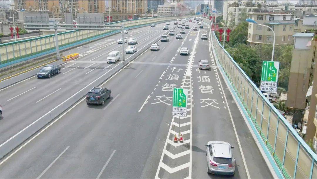 明起昆明二环这两个匝道口试行拉链式交替通行