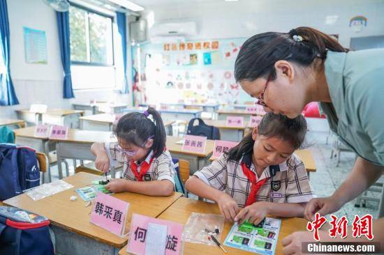 作业|开学第一天 广西南宁小学生参加课后兴趣班