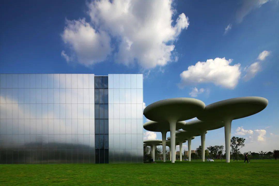 铝板材料商:上海安美特铝业有限公司▼缎面阳极氧化铝板嘉兴站市政