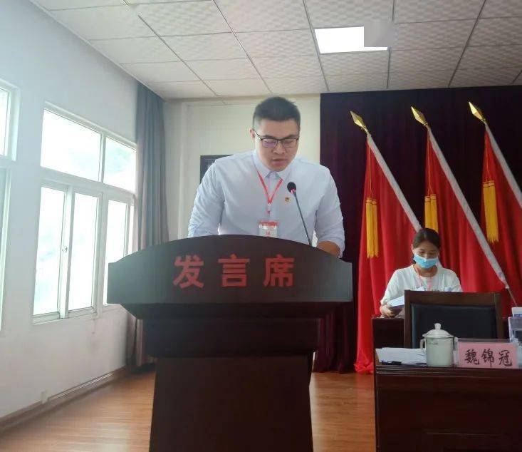 镇党委书记李键钊,南安团市委副书记李育鹏,团市委