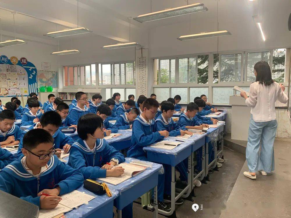 唱国歌首次升旗仪式天水市逸夫实验中学迎来了返校后的开学第一天一起