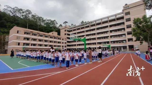 今天8时左右 肇庆市高要区第四小学 一年级新生已经就座完毕 9时前