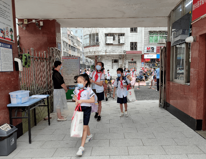 新兴县新城镇凤凰小学图片