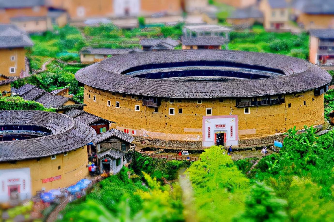 永定土楼犹如一朵朵奇异花朵在漫长岁月里低吟浅唱无休无止