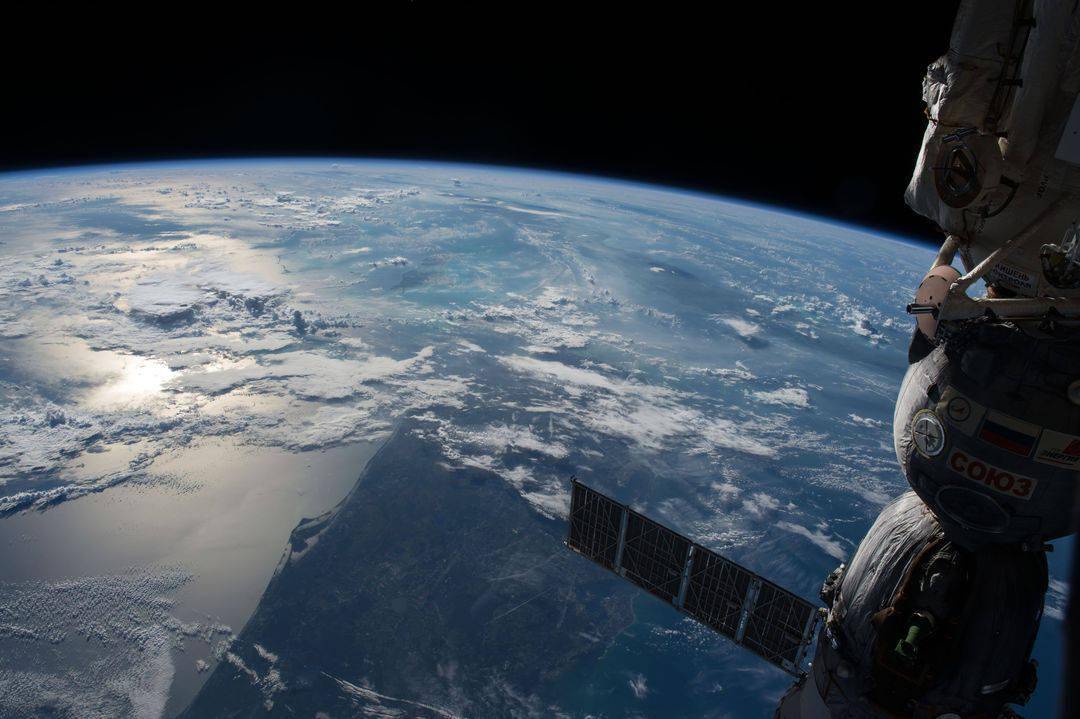 星空璀璨我国航天员太空摄影为何与美国不一样可能是手机拍的