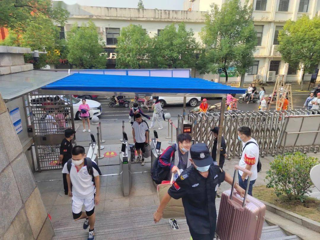 黄石五中中英文学校9月1日上午7点55分的竹林湾小学校门口,新生,老生