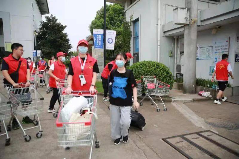 舒礼浩老师雅婷忙碌的身影格外美丽人群中要求回母校做迎新志愿者乐观
