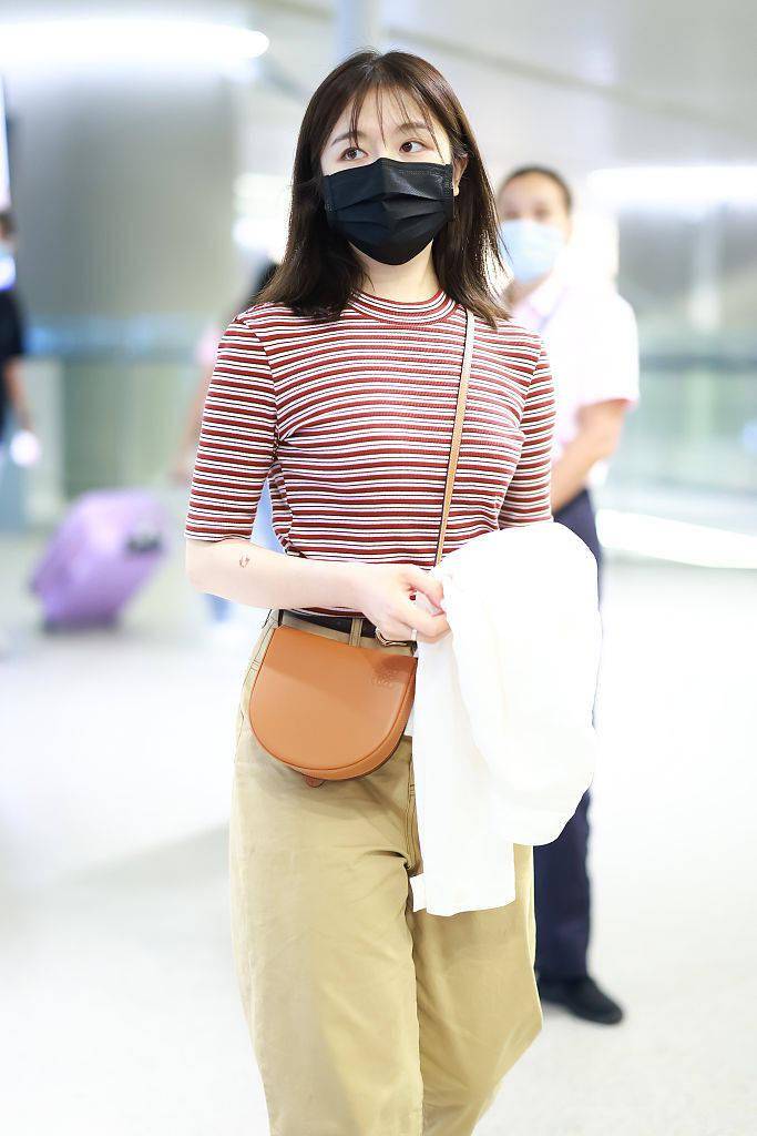 图案|李兰迪穿条纹T恤搭卡其色直筒裤 温柔大方