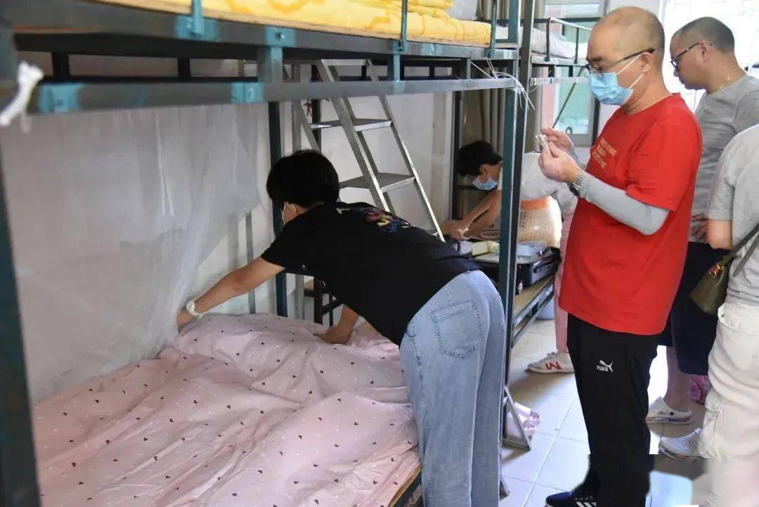 首先整理好个人内务新宁中学的学生们新学期开始前新宁中学↓↓↓下面