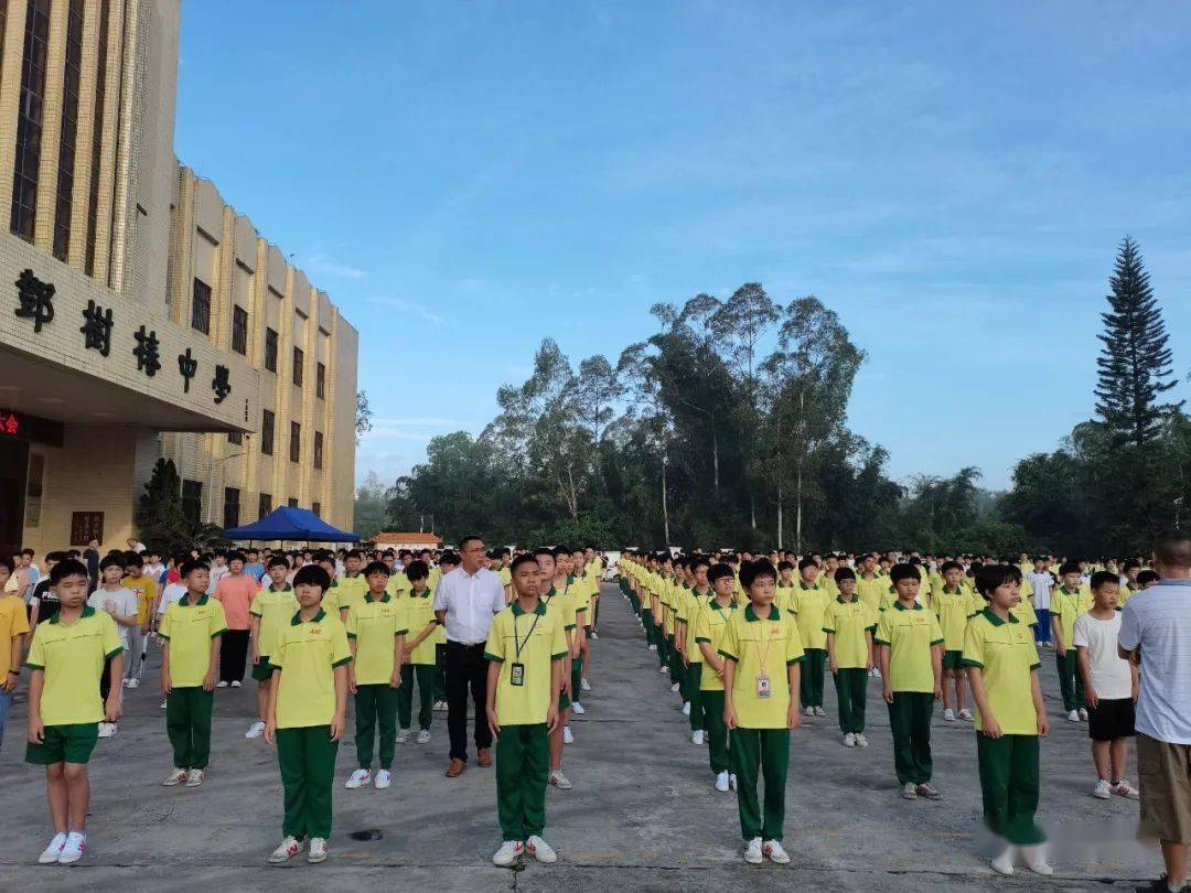 武溪中學迎來了一批新學生8月30日武溪中學同時還進行了新生學前教育