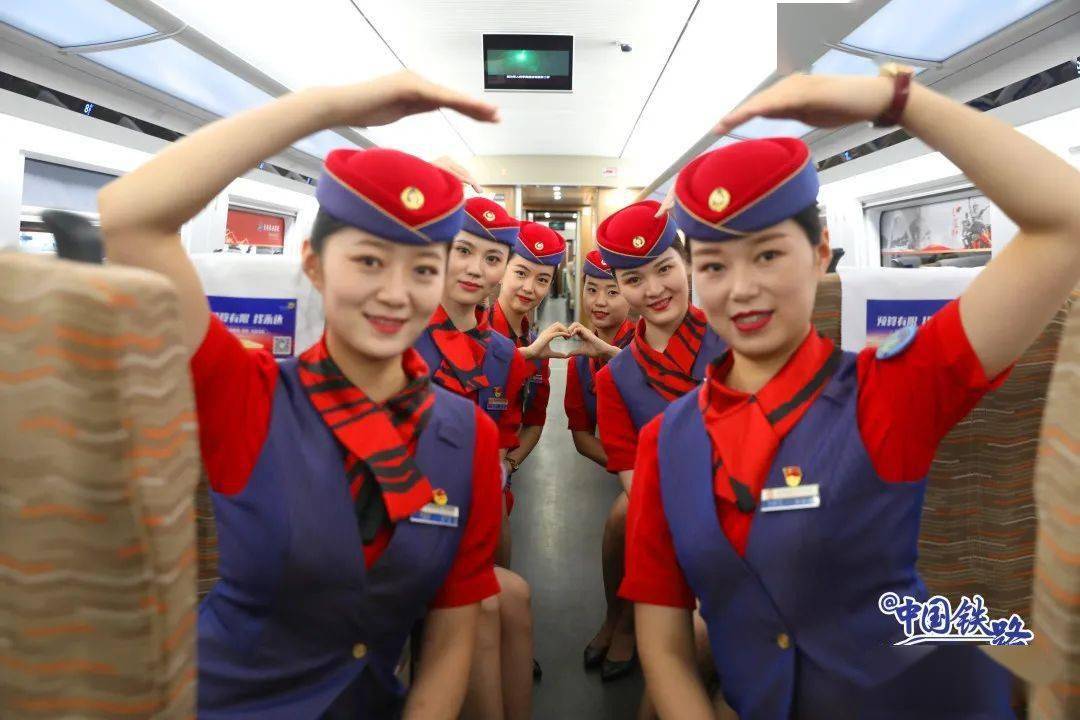 漂亮有气质西安的乘务员小姐姐换制服啦