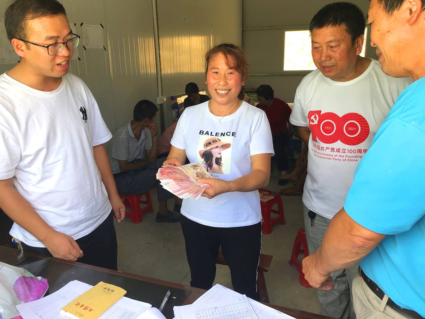 长吉镇猴头菇基地为30名村民发放工资9万余元