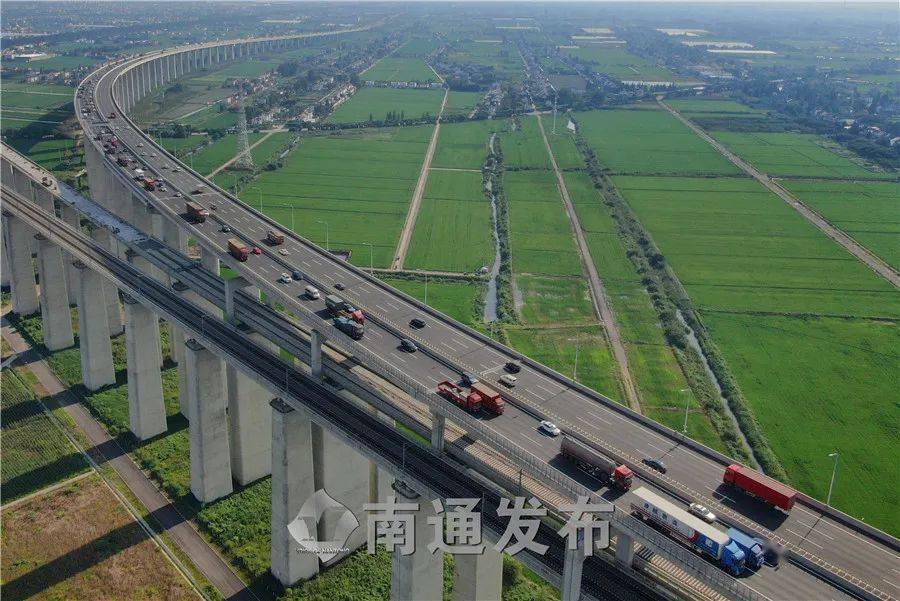 苏通大桥封闭维修沪苏通大桥由南向北车流量增加