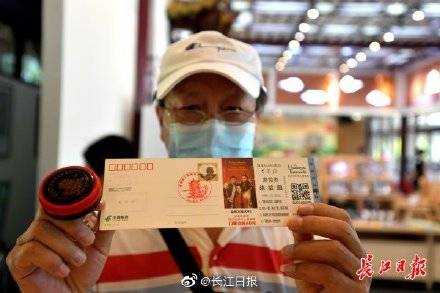 特色文创邮品吸引众多游客，武汉黄鹤楼邮局成“景点”