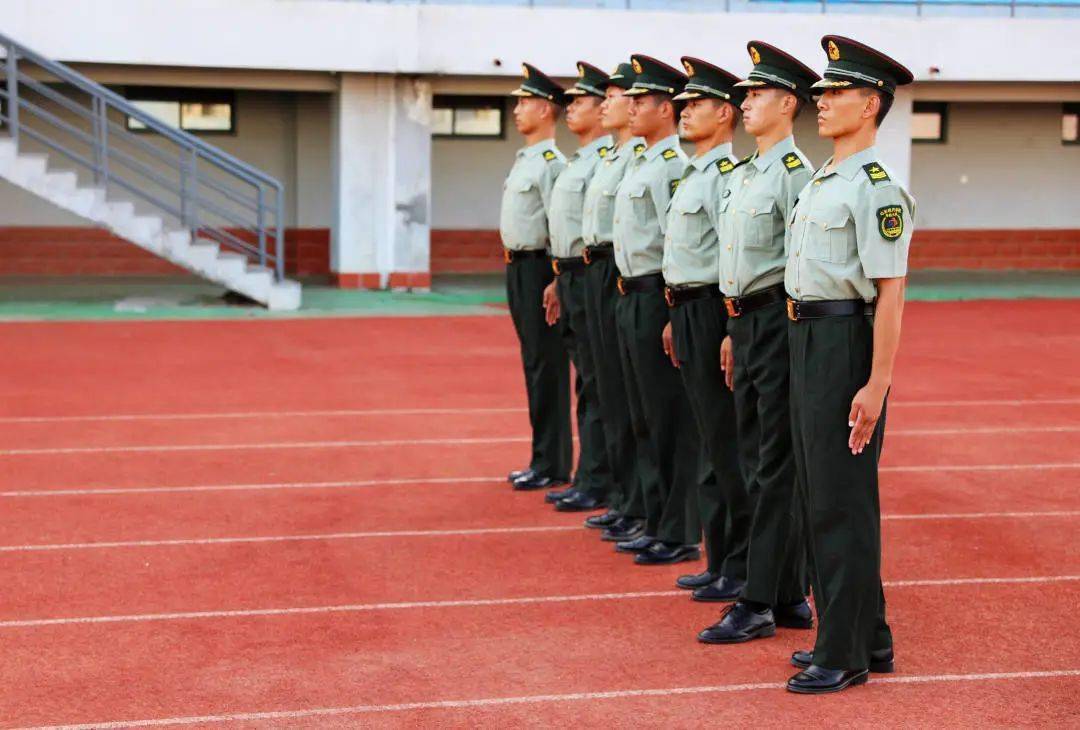 随后,本届的新训教官面向新生进行军训队列动作示范:看齐,稍息,立正