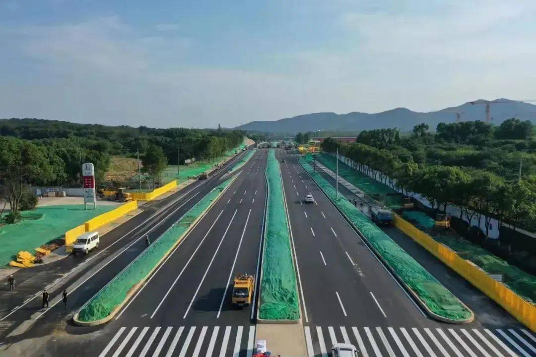 两条主干道通车