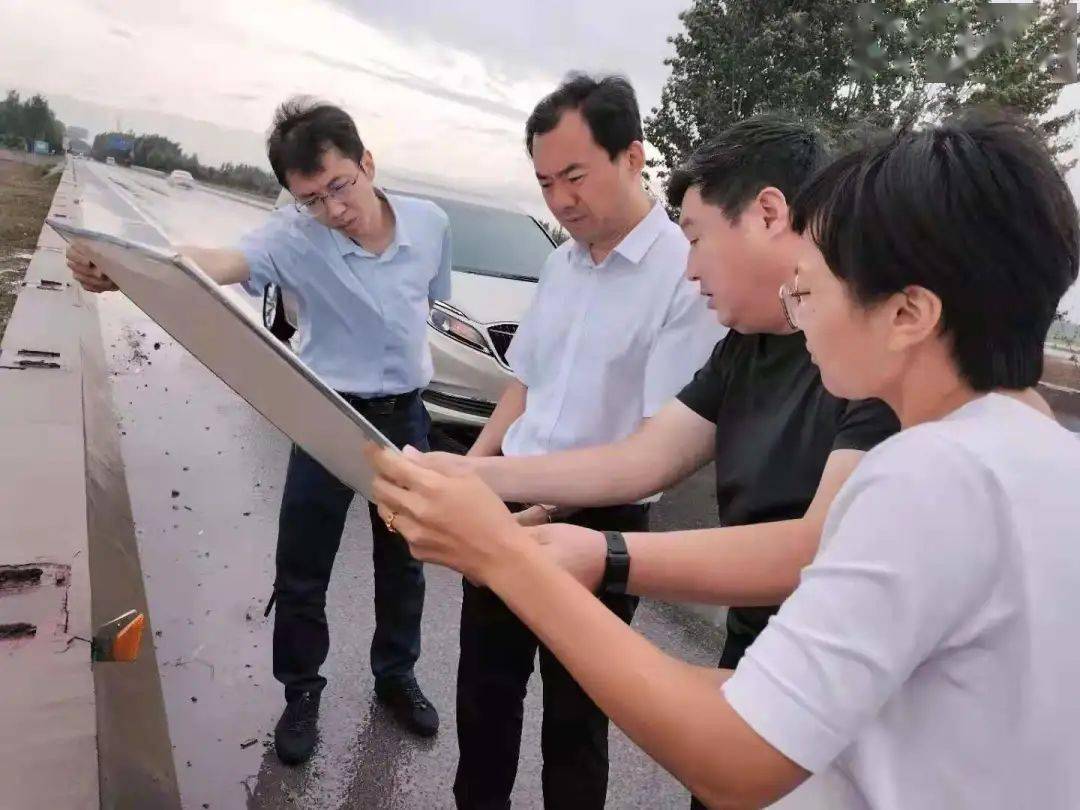 8月31日,市委书记刘军伟,市委常委,市委办公室主任徐前茅到占城镇调研