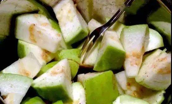 这么好吃的水果真是人见人爱啊但萌妹也要提醒大家吃番石榴需要注意的