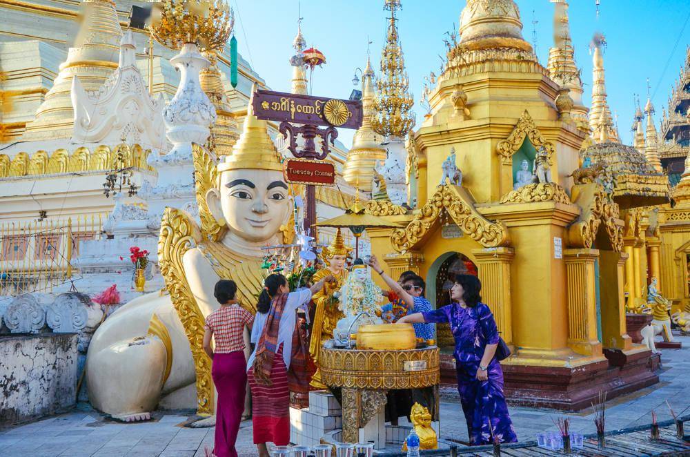 女生的叫"隆基";男生叫"布梭",均是缅甸语发音哟