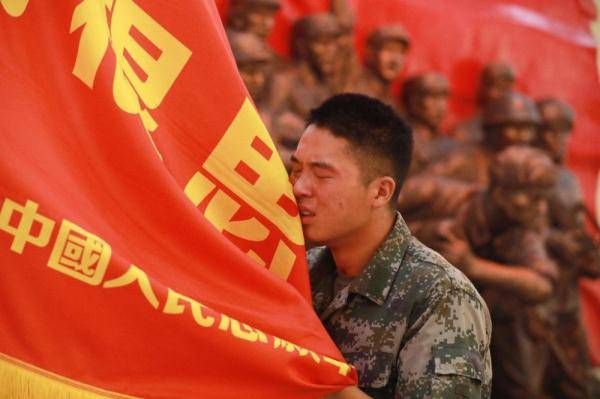 第83集团军杨根思连所在旅退役老兵以多种方式向老连长告别