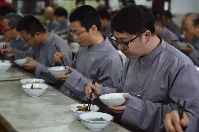 当你第一次在寺院随出家人吃斋饭时,一定感到很新鲜:出家人吃饭,坐不