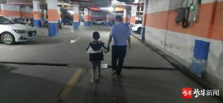 带着|这届父母真让娃操心：男孩发现妈妈送错幼儿园