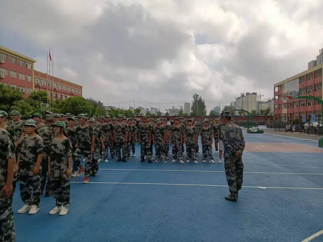 泗县双语中学举行军训活动_训练场地