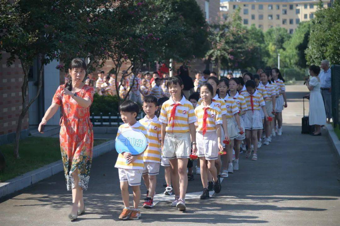 传承红色基因培育时代新人黎明湖小学2021年下学期开学典礼暨新生欢迎