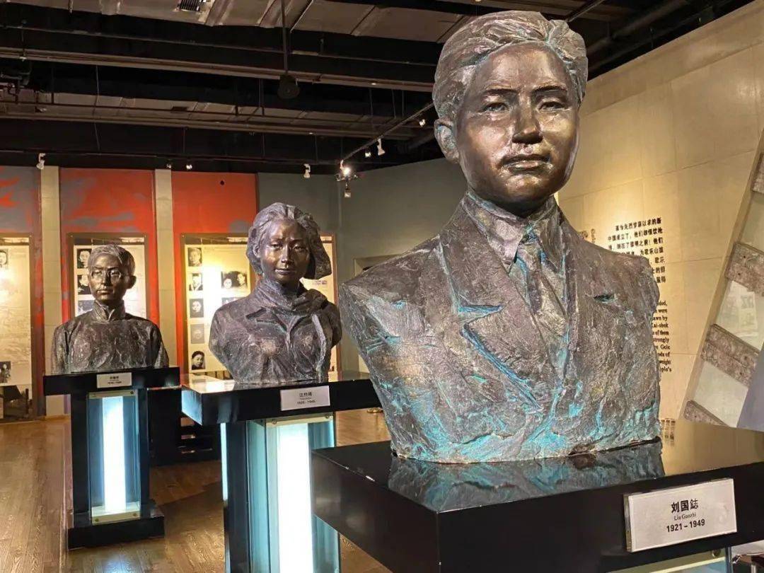 那天,阴雨蒙蒙,我怀着一颗崇敬的心先去参观了红岩魂陈列馆,一张张