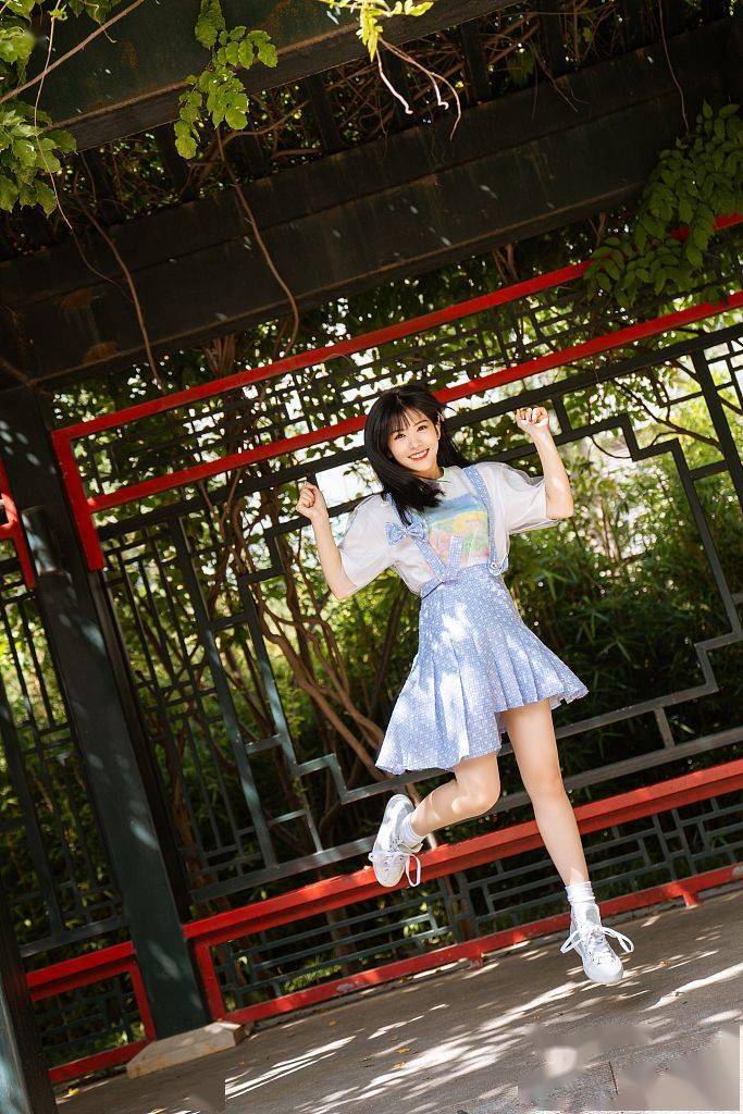 发夹|赖美云笑眼弯弯甜美萌妹子 短裙写真青春活泼俏丽可人