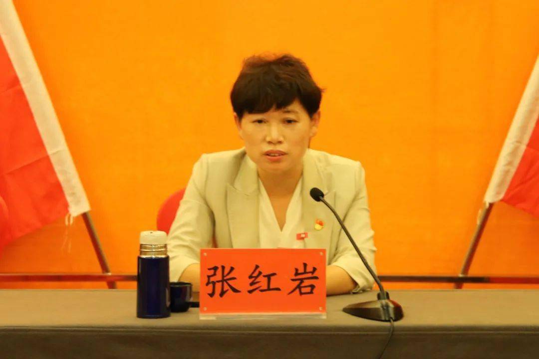 在第二阶段会议上,新当选的区纪委书记张红岩代表新一届区纪委常委会