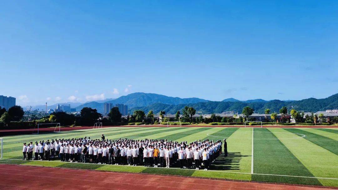 学军人风采展如火青春记福州一中贵安学校2021级七年级学生军训