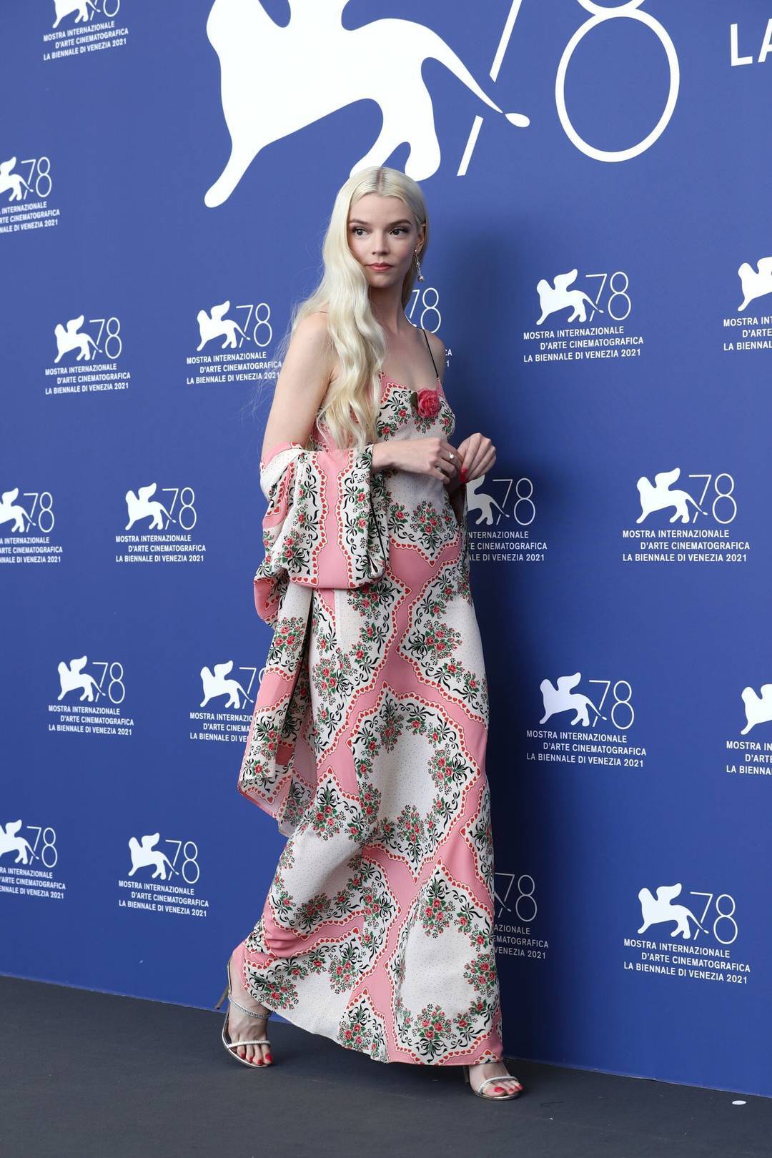 电影节|《Soho区惊魂夜》威尼斯电影节首映,红毯乱入一位“芭比娃娃”