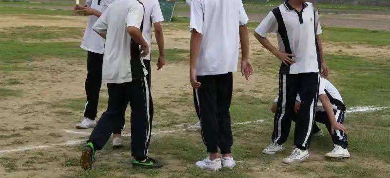 8090后中学校服的统一配色初高中经典的黑白色夏装校服经典的白绿蓝