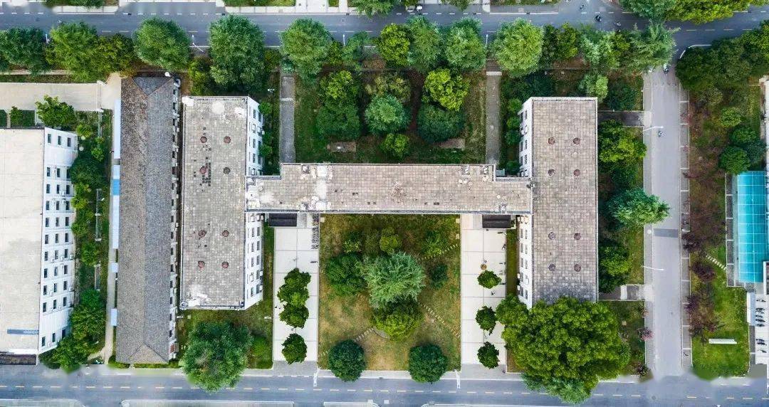 part01                      ,由于从空中俯瞰, 教学楼呈工字型,故