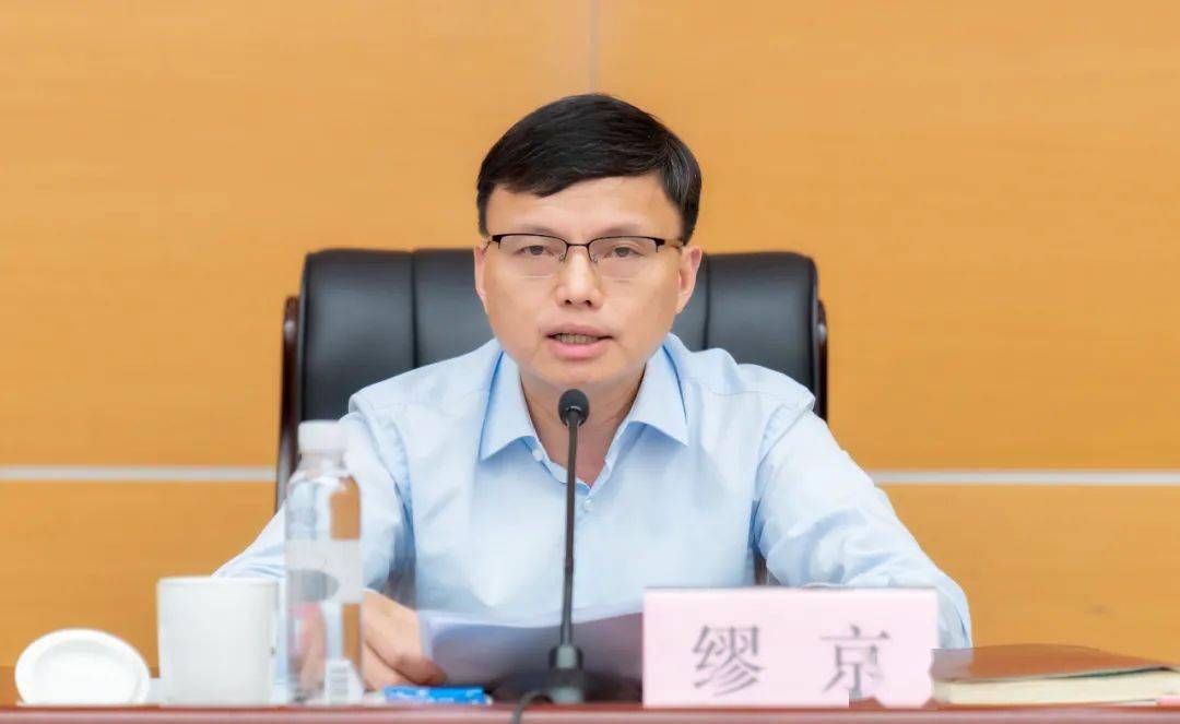 争做"螺丝钉"甘为"孺子牛"!缪京区长今天对崇明干部提了这些要求